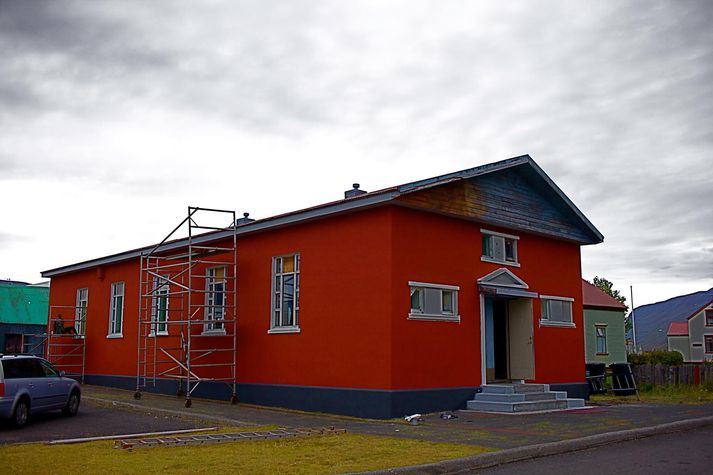Félagsheimilið á Flateyri færist í hendur sérstakra hollvinasamtaka þess ef bæjarstjórn Ísafjarðarbæjar leggur blessun sína yfir afsal og samkomulag þess efnis á morgun.