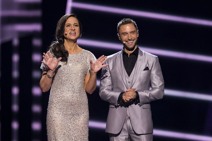 Petra Mede og Mans Zelmerlow eru kynnar Eurovision í ár.