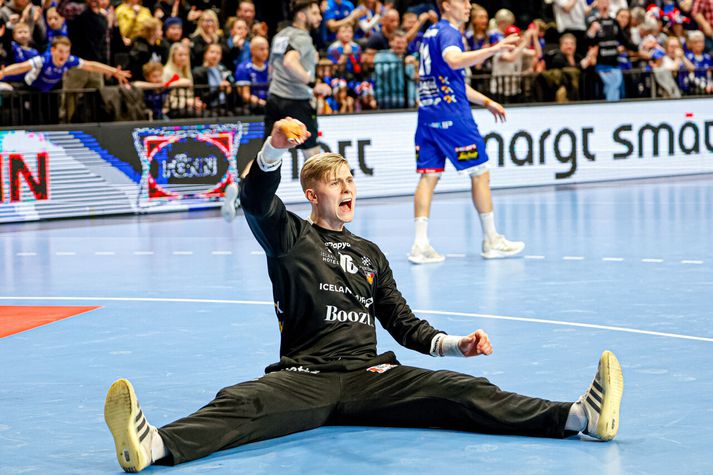 Viktor Gísli Hallgrímsson hefur næga ástæðu til að fagna góðum árangri í sumar, bæði innan vallar sem utan.