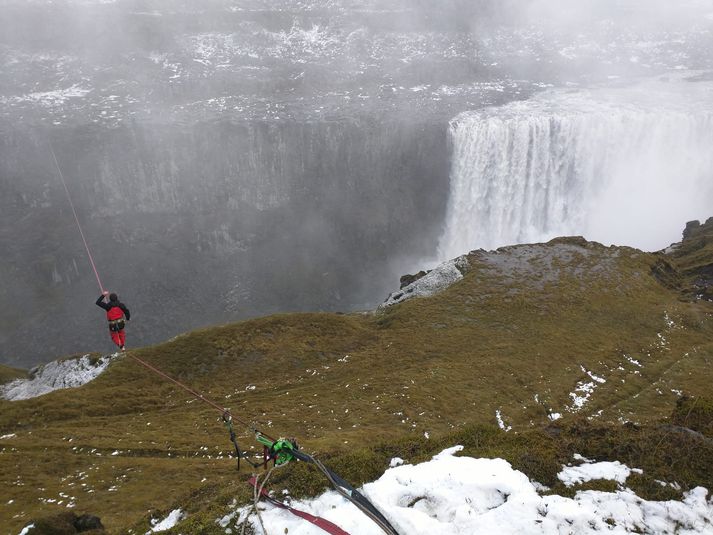 Franskir ofurhugar sýndu listir sínar við Dettifoss í dag.