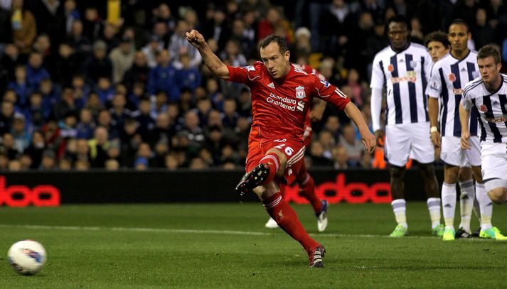Charlie Adam skorar í leiknum í dag.