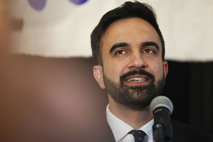 Hinn 33 ára Zohran Mamdani yrði fyrsti músliminn til að stýra New York-borg, verði hann kjörinn í nóvember næstkomandi.