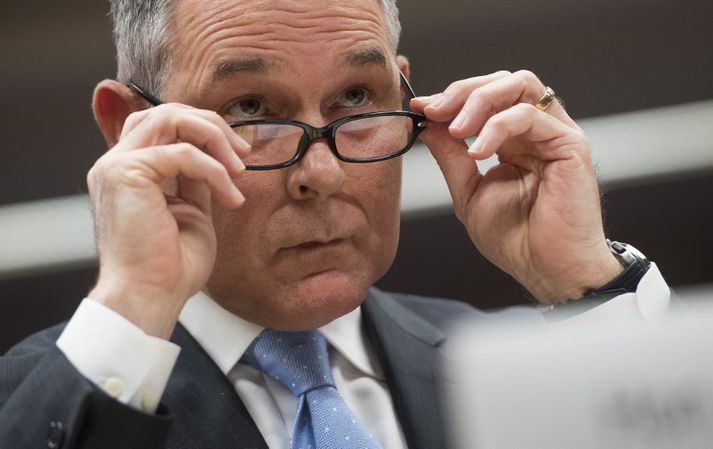 Scott Pruitt vill að vísindaleg skýrsla vísindamanna alríkisstofnana sem byggir á ritrýndum rannsóknum verði ritrýnd ítarlega áður en hann samþykkir hana.