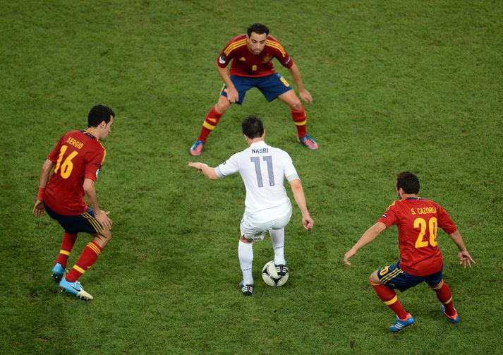Xavi og Sergio Busquets loka hér á Frakkann Samir Nasri.