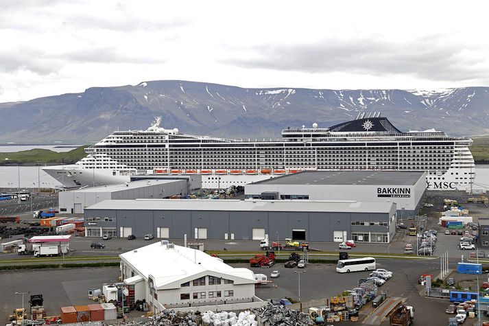 Skemmtiferðaskipið Splendida í Sundahöfn í gær en það kom til Ísafjarðar í morgun. Um 4600 manns ferðast með skipinu.