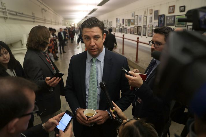 Duncan Hunter að ræða við blaðamenn.