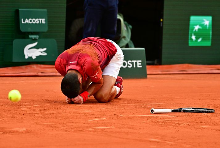 Djokovic rann til í öðru settinu og virtist sárþjáður en tókst að klára leikinn. Myndatökur leiddu svo í ljós að hann hefði rifið liðþófa. 