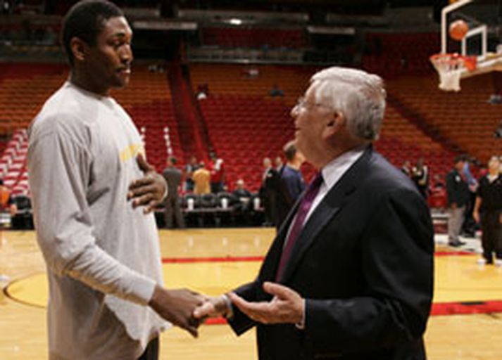 Artest og Stern takast hér í hendur fyrir leik Indiana og Miami í nótt