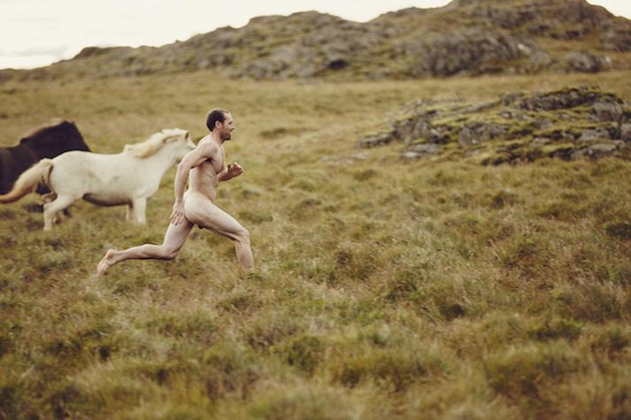 Turner gerir sér ferð til landsins til að tengjast hestunum á sinn sérstaka hátt.