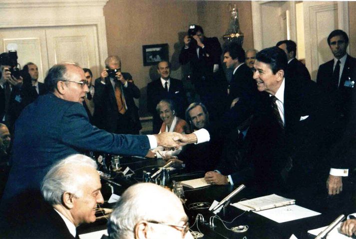 Mikhail Gorbachev þá nýkjörinn leiðtogi Sovétríkjanna og Ronald Reagan forseti Bandaríkjanna hittust fyrst á leiðtogafundi í Genf í Sviss í nóvember 1985, eða rétt um ári áður en þeir áttu fundinn í Höfða.