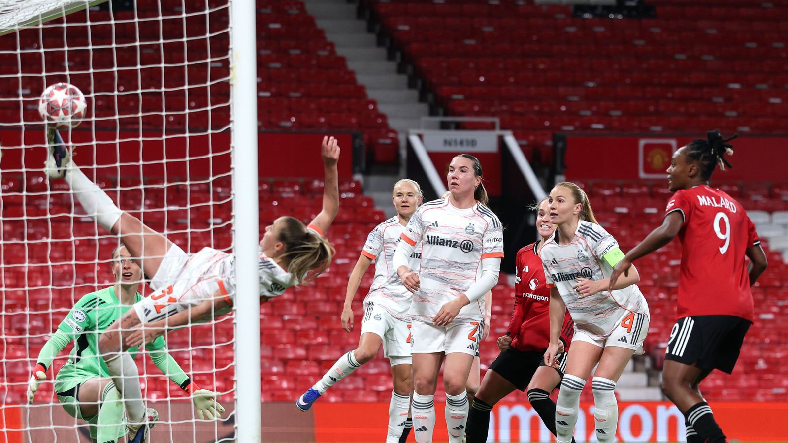 Glódís Perla fékk dæmt á sig víti á Old Trafford en fagnaði sigri