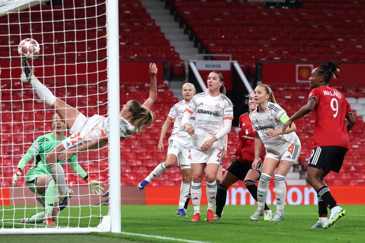 Glódís Perla Viggósdóttir fylgist með þegar liðsfélagi hennar reynir að bjarga á marklínunni eftir skalla Hönnu Lundkvist.