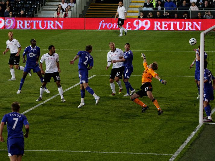 Eiður Smári Guðjohnsen og Grétar Rafn Steinsson horfa á eftir boltanum í fyrsta markinu.