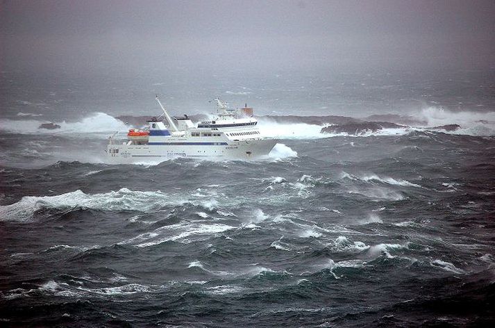 Þarna er Herjólfur í ólgusjó en það gæti orðið erfitt fyrir Eyjamenn að stíga ölduna þegar Herjólfur fer á þurrt í september.mynd/óskar friðriksson