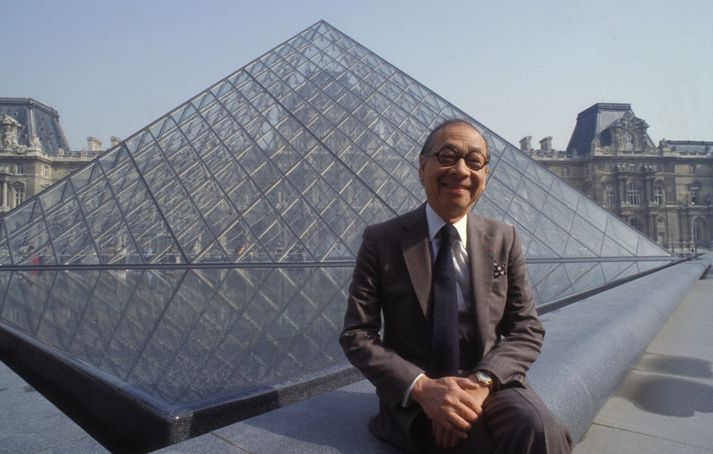 I.M Pei fyrir utan glerpíramídann sinn við Louvre árið 1989.