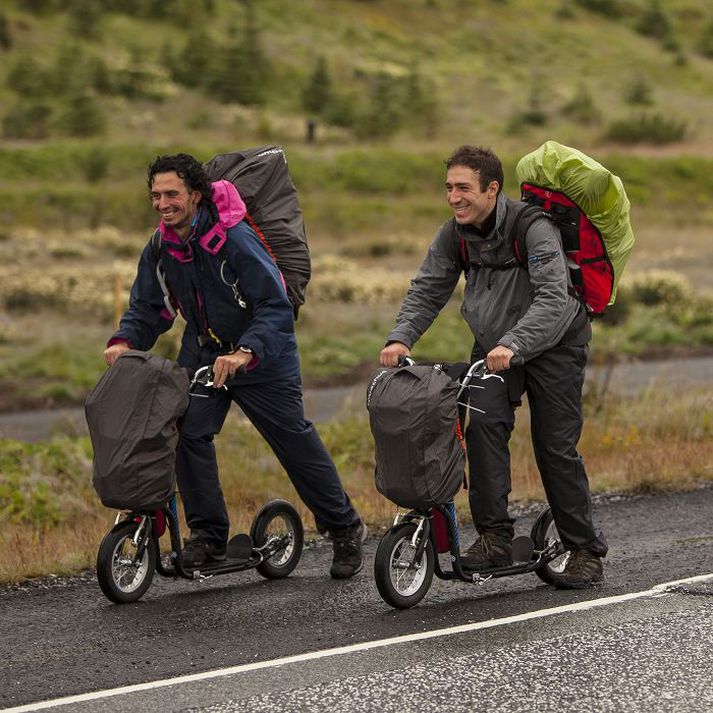 Það er löng leið sem bíður þeirra Davids og Andrea en þeir hyggjast fara á hlaupahjólum austur á Egilsstaði á fimmtán dögum.