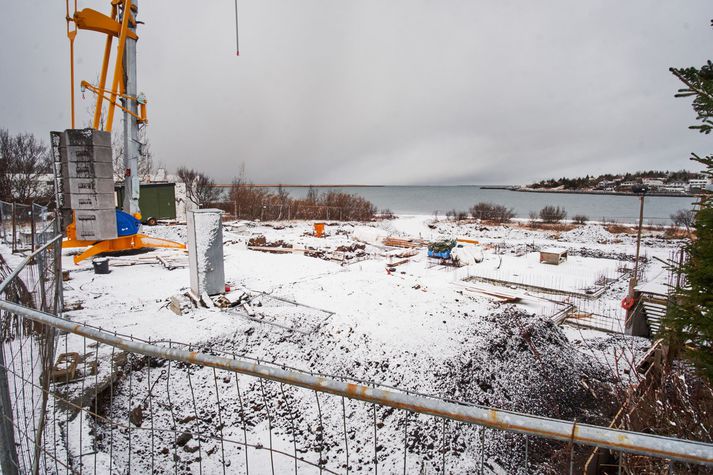 Lóðin við Haukanes 22 er með stórkostlegt útsýni út Skerjafjörðinn. Lítið er byrjað að gera á lóðinni. Þó er búið að steypa grunn.