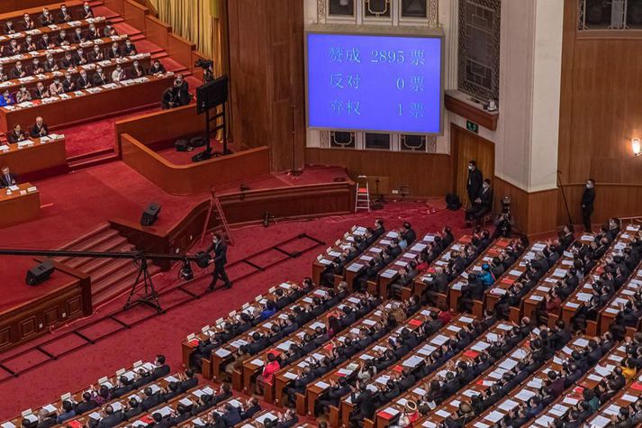 Frá alþýðuþingi Kína í Beijing í dag. Tillagan um að umbylta kosningakerfi Hong Kong var samþykkt mótatkvæðalaust. Tillagan nefndist „föðurlandsvinir stjórna Hong Kong“.