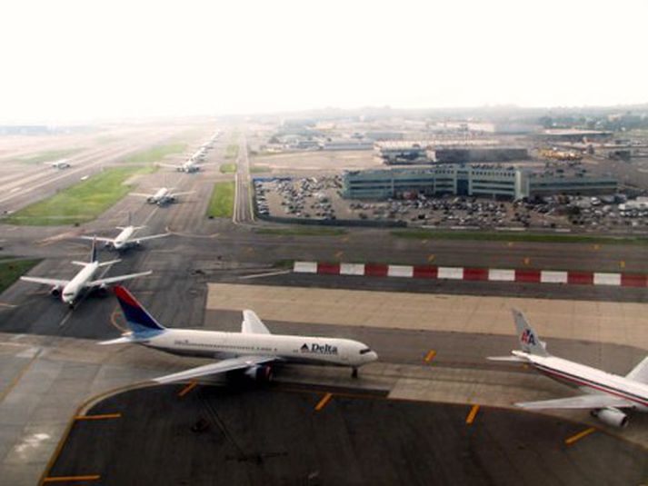 Eins og sést á myndinni þá er ekkert grín að leiðbeina öllum þessum flugvélum upp í háaloftin án þess að eitthvað fari úrskeiðis.