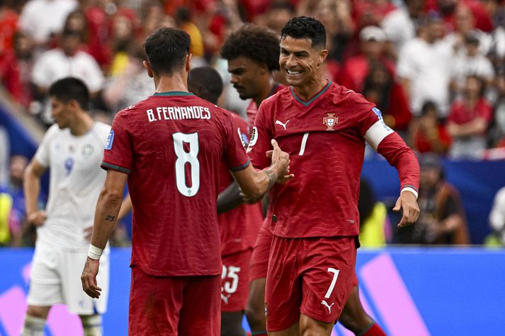 Cristiano Ronaldo þakkar Bruno Fernandes fyrir stoðsendinguna í sigri Portúgala í gær.
