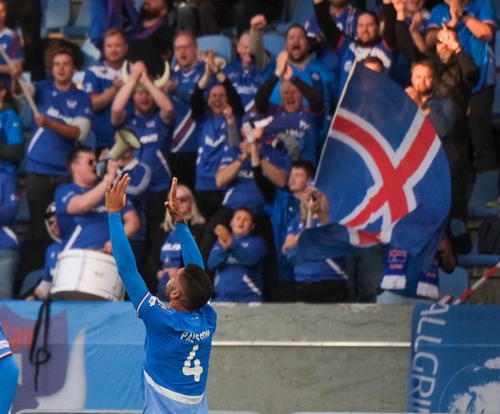 Guðlaugur Victor fagnar markinu í kvöld