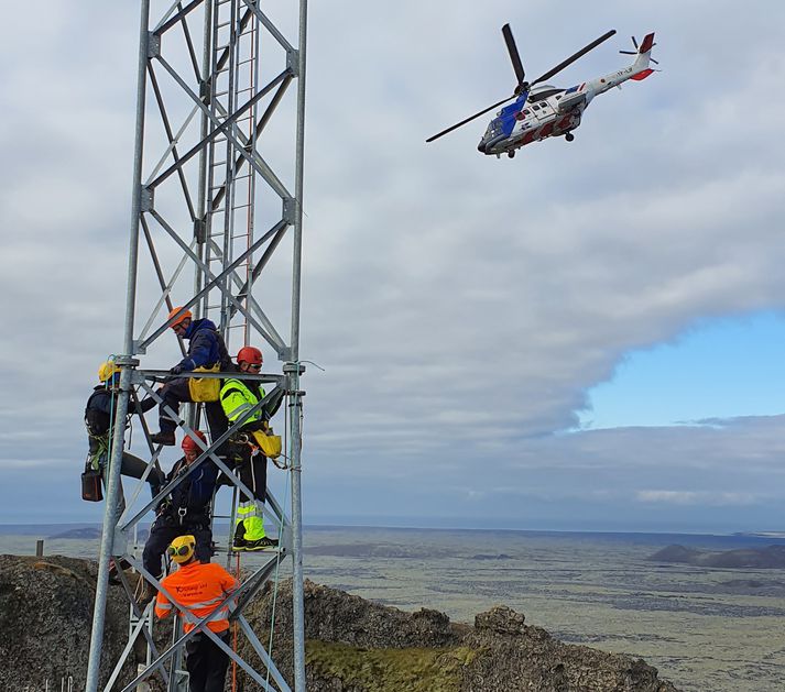 Starfsmenn Neyðarlínunnar og þyrla Landhelgisgæslunnar við Þorbjörn í dag.