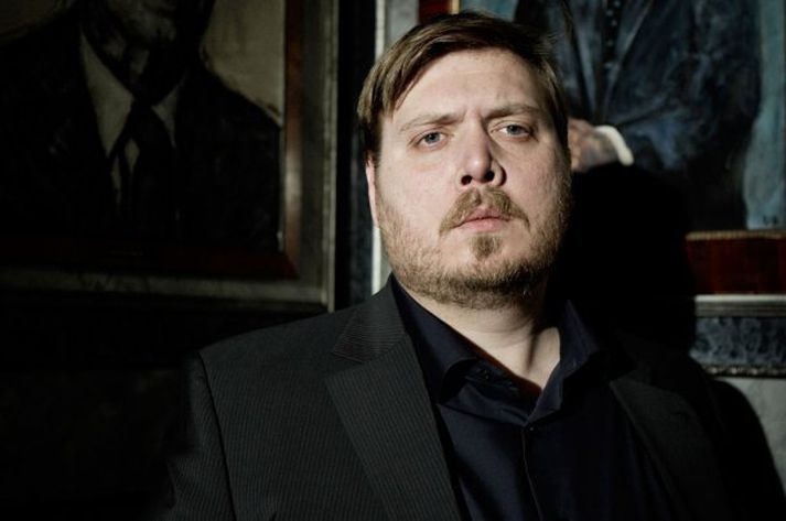 Danski leikarinn Nicolas Bro fer á kostum sem dómsmálaráðherrann Thomas Buch í spennuþáttaröðinni Glæpnum sem sýnd er á sunnudagskvöldum á RÚV. Bro segist vera einlægur aðdáandi íslenska leikstjórans Dags Kára og myndi ekki hugsa sig tvisvar um ef Dagur hringdi og bæði hann um að leika í mynd eftir sig.