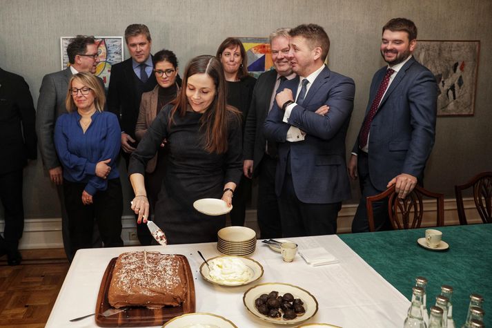 Ráðherrarnir að loknum ríkisstjórnarfundi í Ráðherrabústaðnum en þar var árs afmæli ríkisstjórnarinnar fagnað.