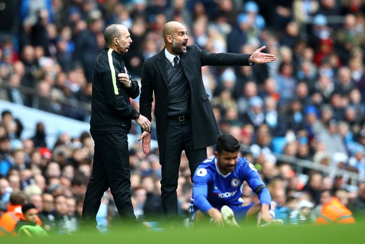 Pep Guardiola var síkvartandi í dómurum leiks Manchester City og Chelsea um helgina. Tveir leikmenn liðsins fengu rauð spjöld fyrir gróf brot í leiknum. Pirringurinn virðist vera að stigmagnast á Etihad-vellinum.