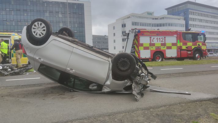 Bíllinn er töluvert skemmdur eftir veltuna.