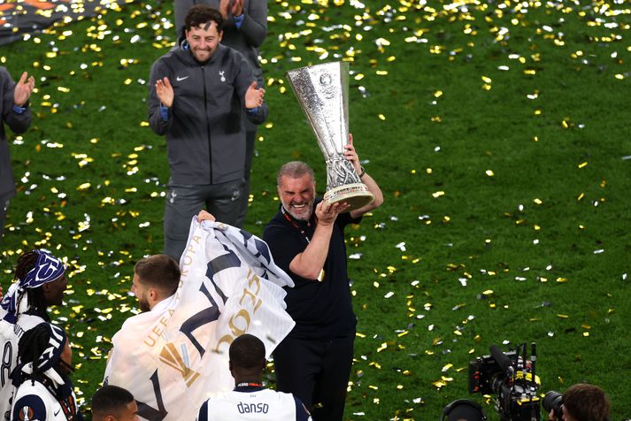 Ange Postecoglou lyftir Evrópudeildarbikarnum, fyrsta titli Spurs í sautján ár og fyrsta Evróputitli félagsins síðan 1984.