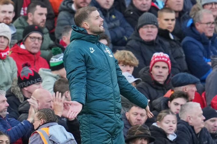 Fabian Hurzeler svekkir sig á hliðarlínunni á Anfield í dag.