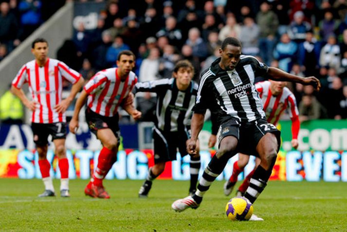 Shola Ameobi skorar úr vítaspyrnunni.