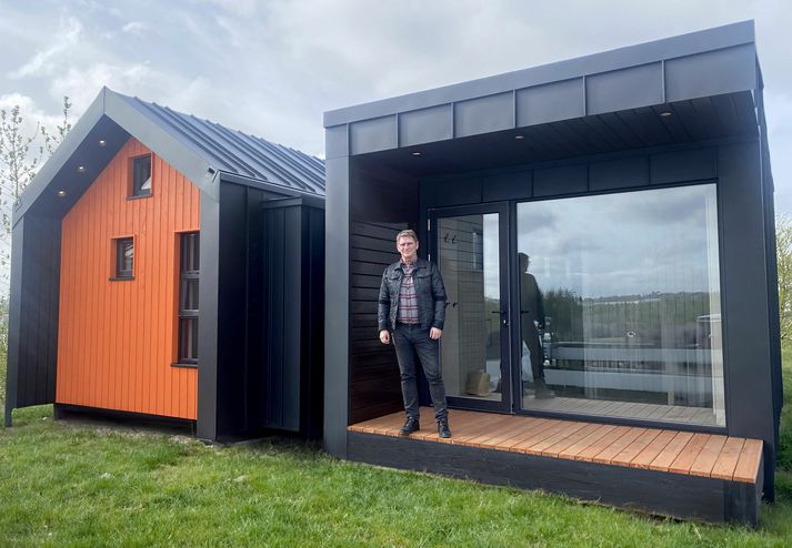 „Það eina sem þú þarft að gera er að setja niður sökkla og tengir húsið við vatn og rafmagn,“ segir Gunnar Þór Sch. Elfarsson, sölustjóri Kampus. Heilsárshúsin frá Kampus koma fullbúin í heilu lagi og henta vel sem gestahús, sumarbústaðir, heilsárshús eða skrifstofur.