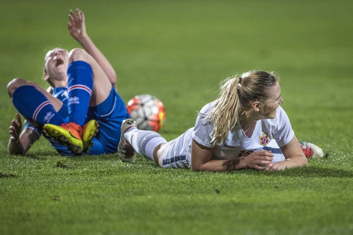 Sandra María Jessen meiðist hér í landsleiknum á móti Noregi í Portúgal í mars.