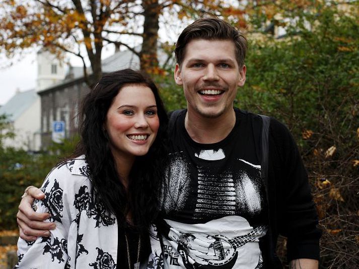 Pætur spilar tónlistina en Ósk sér um kynningarmálin. Hann flutti til Íslands eftir að þau byrjuðu saman. fréttablaðið/Anton