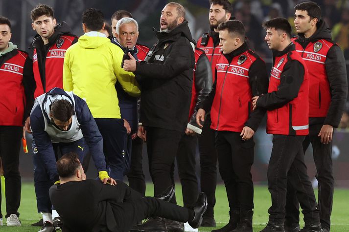 Jose Mourinho missti algjörlega stjórn á sér í kvöld og hér sést Okan Buruk liggja í grasinu eftir að Mourinho reif í nef hans.