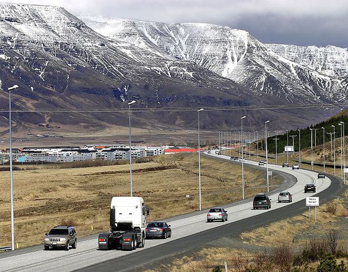 Fyrir tvöföldu.n Byrjað var að breikka Vesturlandsveg ofan við Blikastaði í Mosfellsbæ á árinu 2005 og þurfti að taka land við vegstæðið eignarnámi.
Fréttablaðið/GvA