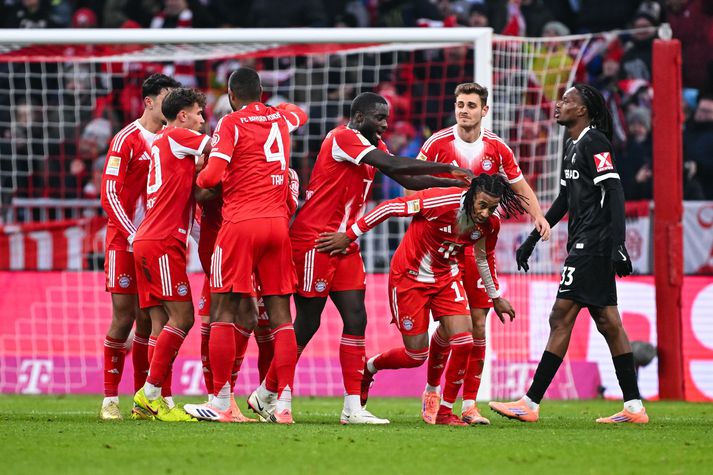 Michael Olise skoraði tvö fyrir Bayern.