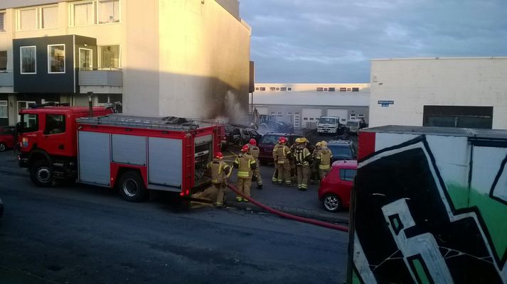 Slökkviliðsmenn voru komnir á vettvang þegar þessi mynd var tekin um fimm leytið í morgun.