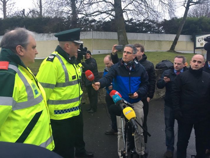 Lögreglumenn ræða við fjölmiðla vegna slyssins á Greenvale-hótelinu á Norður-Írlandi.