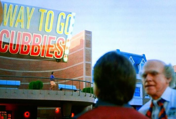 Marty McFly horfir á skjá í myndinni Back to the Future II þar sem sagt er frá því að Chicago Cubs sé meistari árið 2015.
