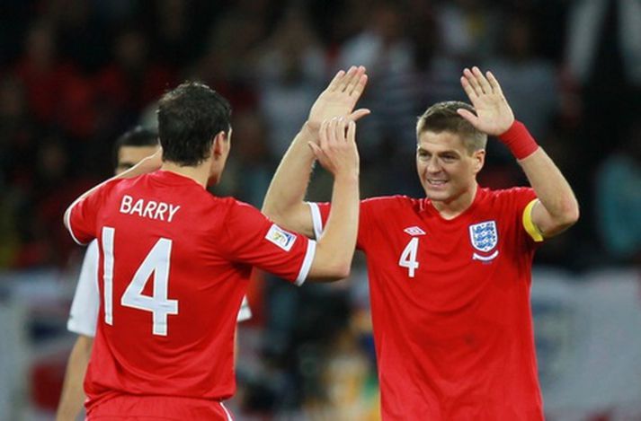 Gareth Barry og Steven Gerrard.