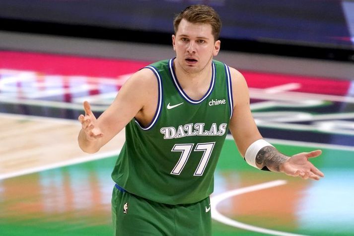 Luka Doncic var rekinn út úr húsi í nótt eftir að hafa fengið tvær tæknivillur.