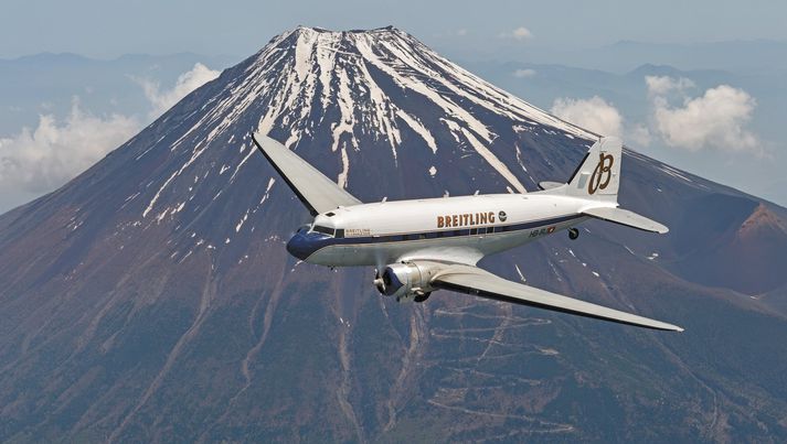 DC-3 heimsreisuvélin í Japan. Fjallið Fuji í baksýn.