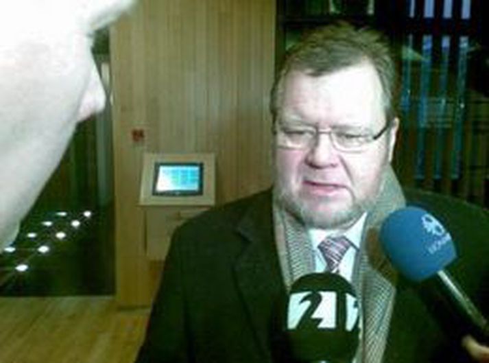 Össur Skarphéðinsson á tali við fjölmiðlafólk í Alþingishúsinu í gær.