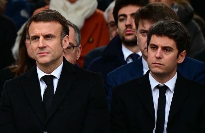 Emmanuel Macron Frakklandsforseti og Gabriel Attal, forsætisráðherra. Attal baðst lausnar úr embætti á fundi með Macron í morgun en Macron bað hann að sitja áfram til að tryggja stöðugleika í landinu.