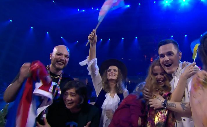 Gleðin skein af andlitum íslenska hópsins er þau komust áfram í Eurovision fyrr í kvöld.