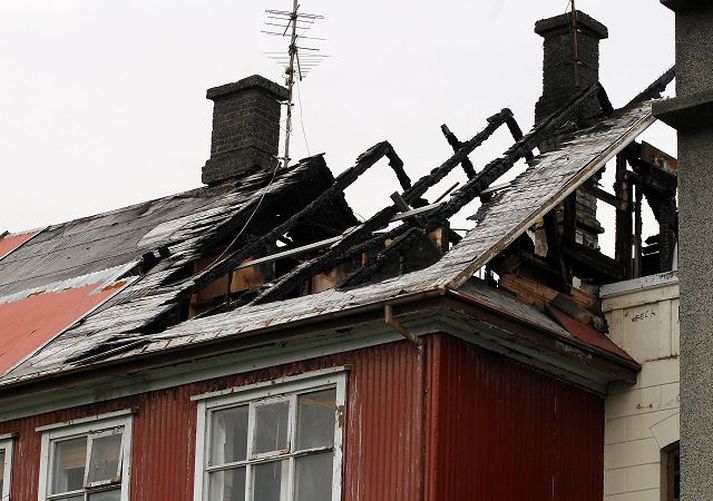 Hverfisgata 28. Staðurinn þar sem 25 ára gamall maður fórst í eldsvoða blasir enn óhreyfður við, átta mánuðum eftir hinn voveiflega atburð.Fréttablaðið/GVA