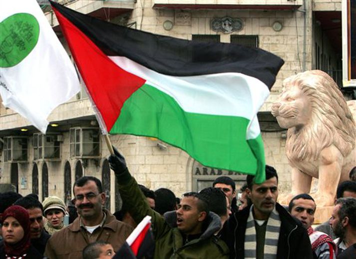 Palestínumenn í Ramallah sem voru að mótmæla átökunum á milli Fatah og Hamas hreyfinganna í dag.
